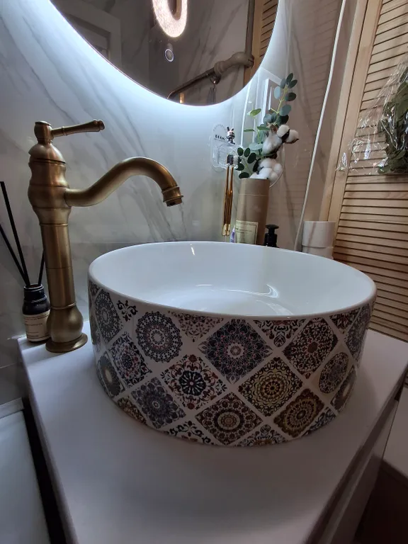 Квартира с подвесными креслами из ротанга на панорамной лоджии