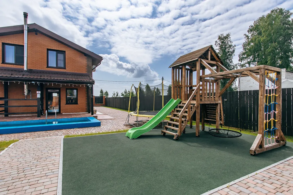 Коттедж двухэтажный с сауной, бассейном, детской площадкой