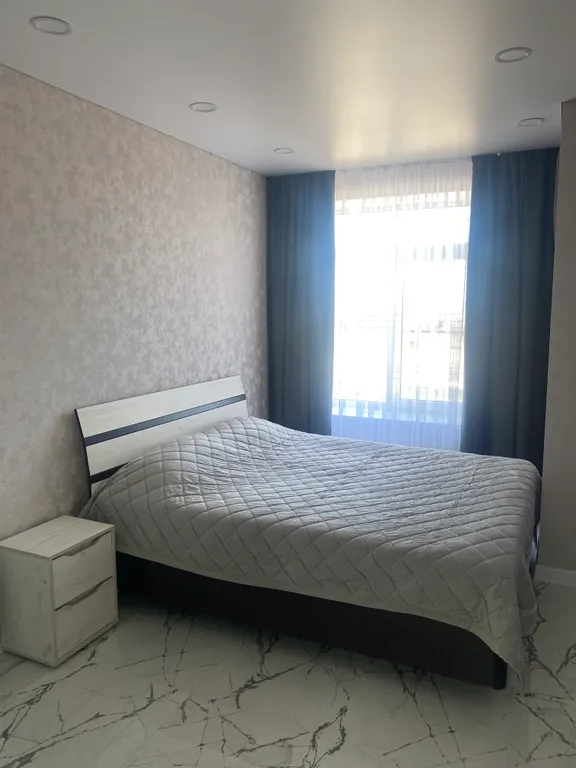 На берегу с видом на море