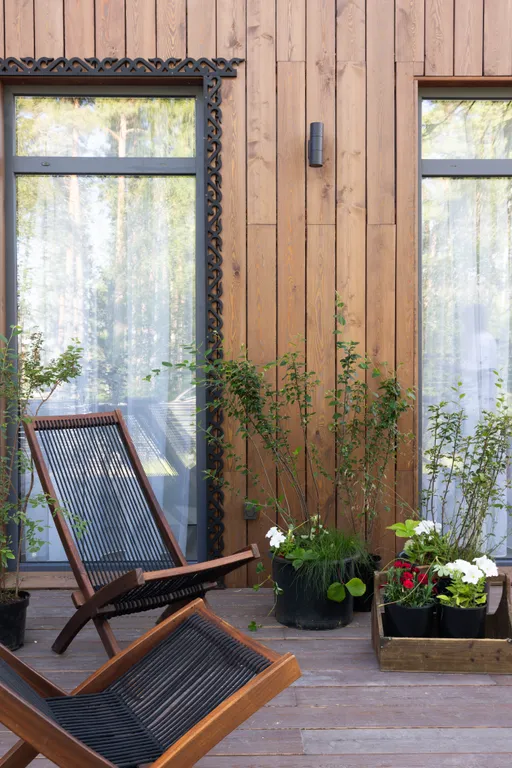 Дом в современном русском стиле в сосновом лесу