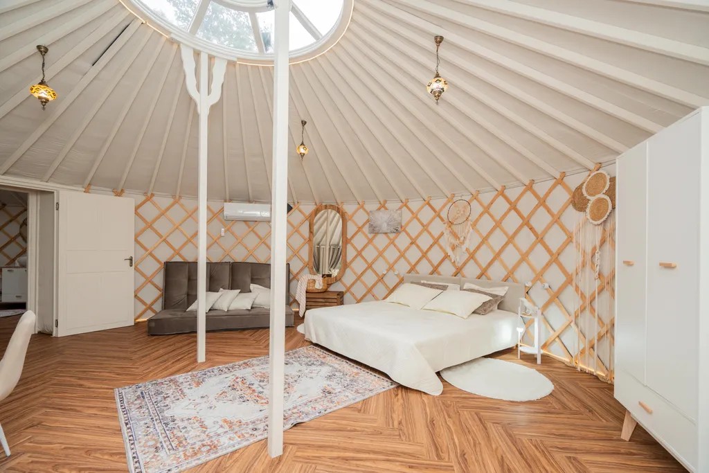 Глэмпинг с большой террасой в лесу