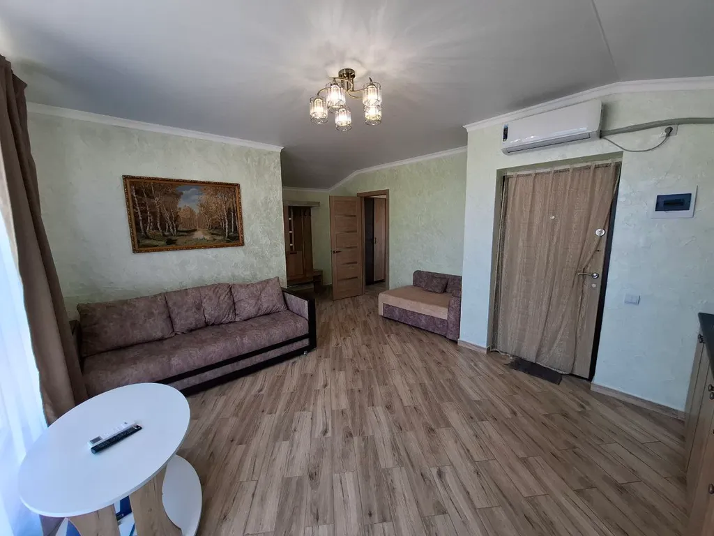 Домик у пруда рядом с Азовским морем