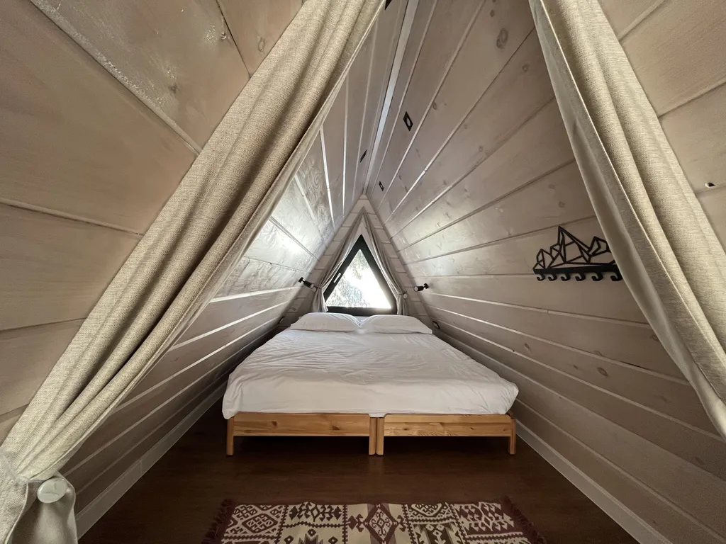 Уютный треугольный домик в лесу