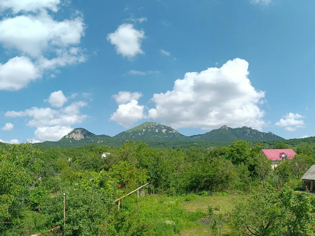 Большой деревянный треугольный дом (афрейм) с видом на бештау