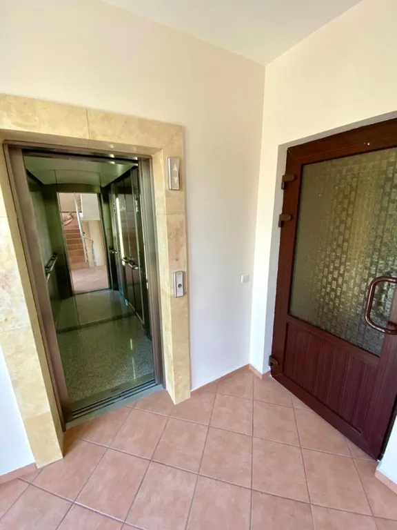 Квартира-студия с видом на море, парк Чаир и гору Ай-Петри