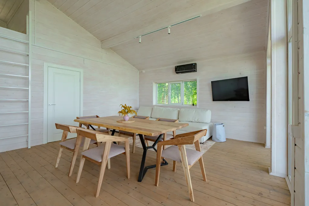 Дом с панорамным видом на озеро, большой