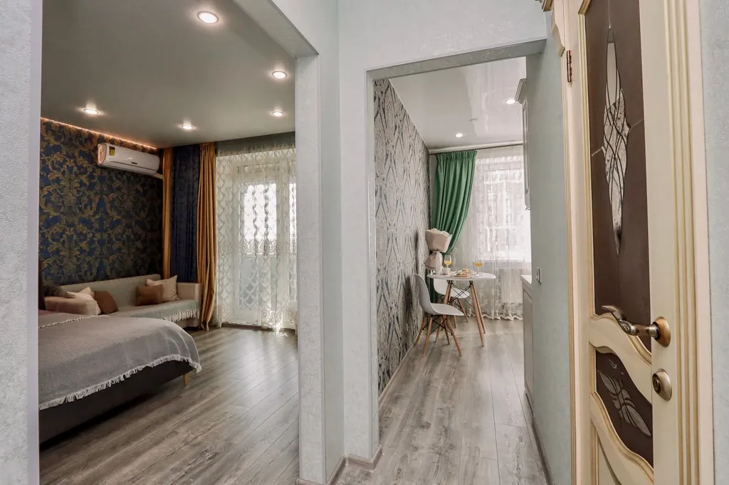 Очень прocторнaя кваpтира c бaлкoнoм