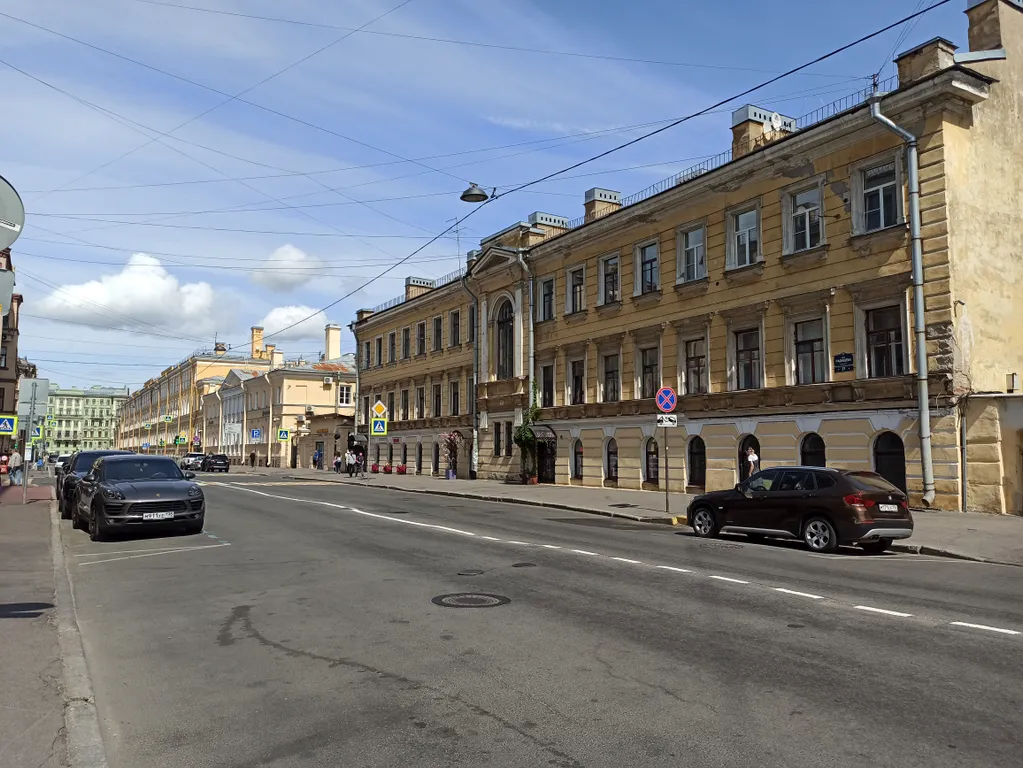 С большой гостиной и бесплатной парковкой во дворе
