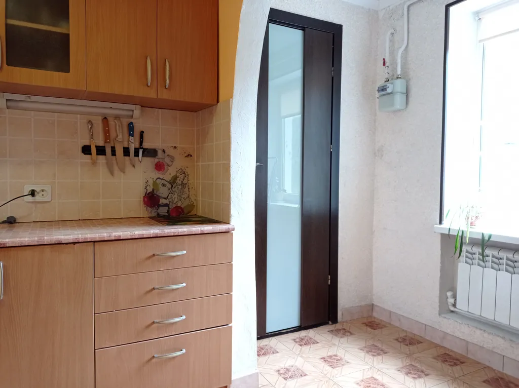 Небольшая, очень светлая и летом с приятной прохладой квартира