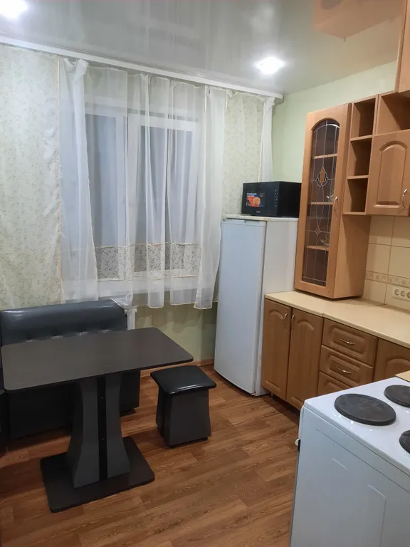 Уютная квартира с мебелью из натурального дерева