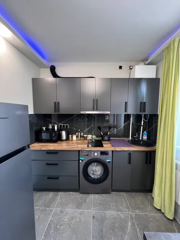 Sweet Yellow Apartment Self Check In