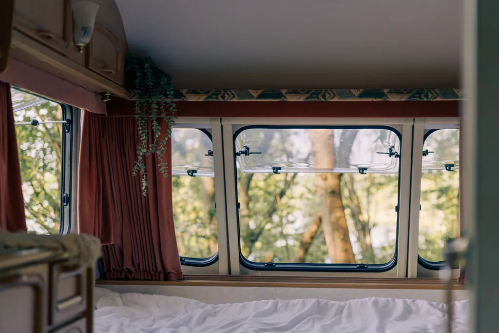 Автодомик для двоих с видом на озеро