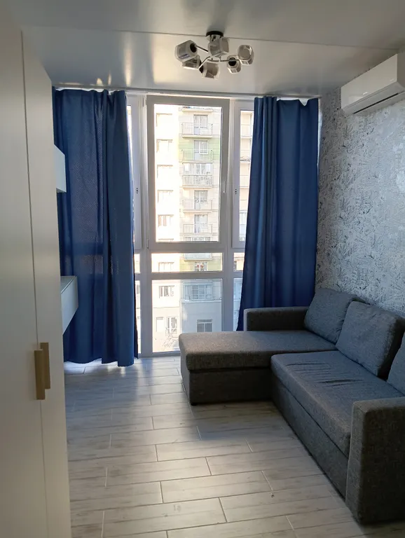 Уютная, светлая студия с панорамными окнами