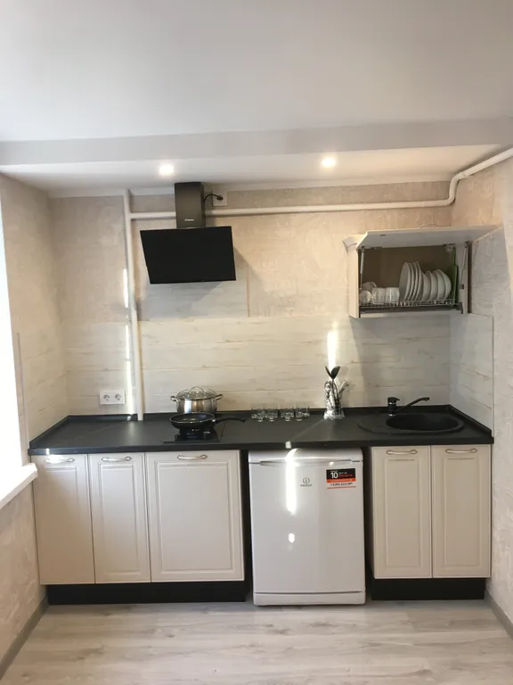 Уюдгая двухкомнатная квартира в центре на набережной