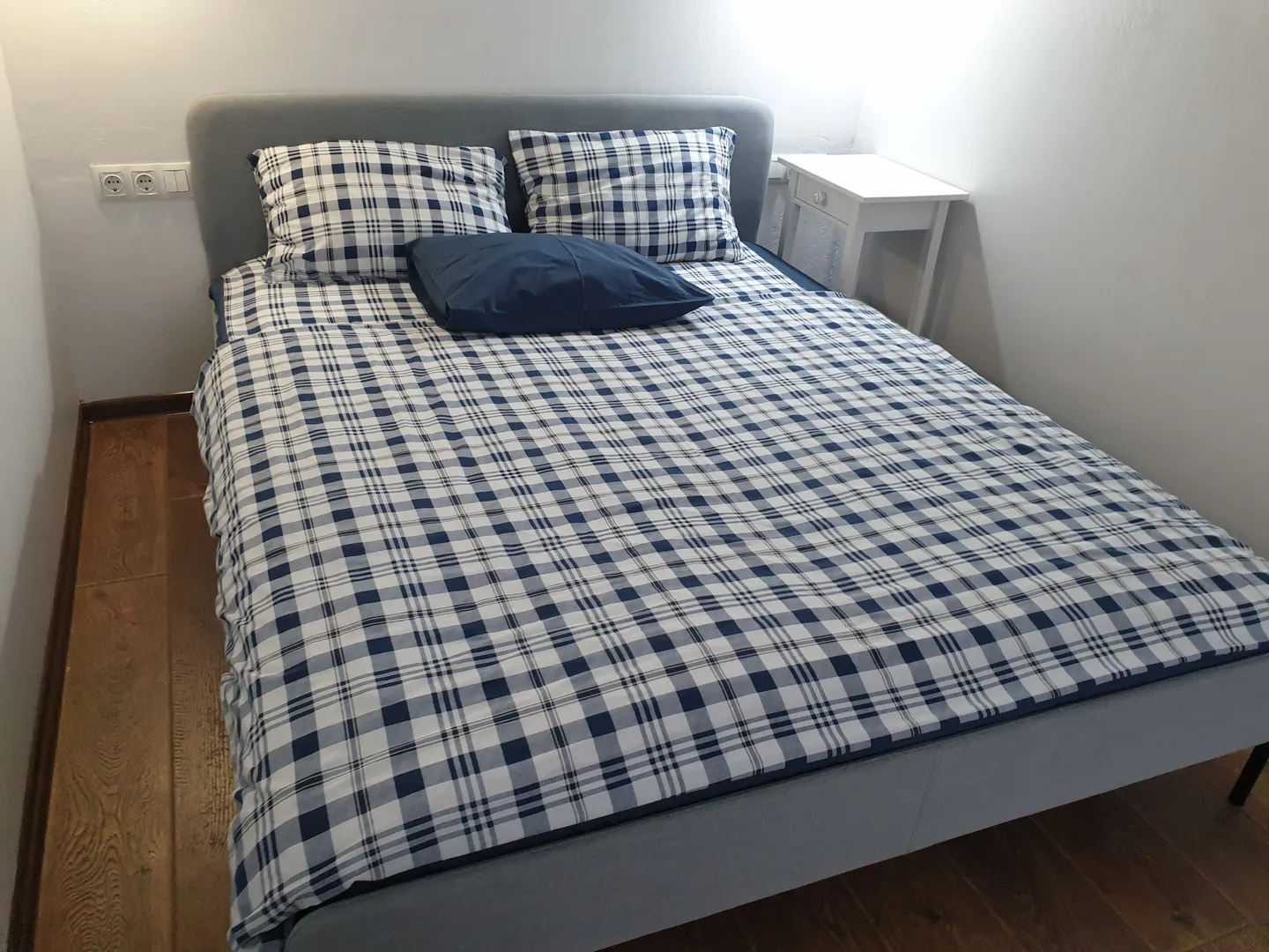 Кровать 160×200 в спальне-гостиной