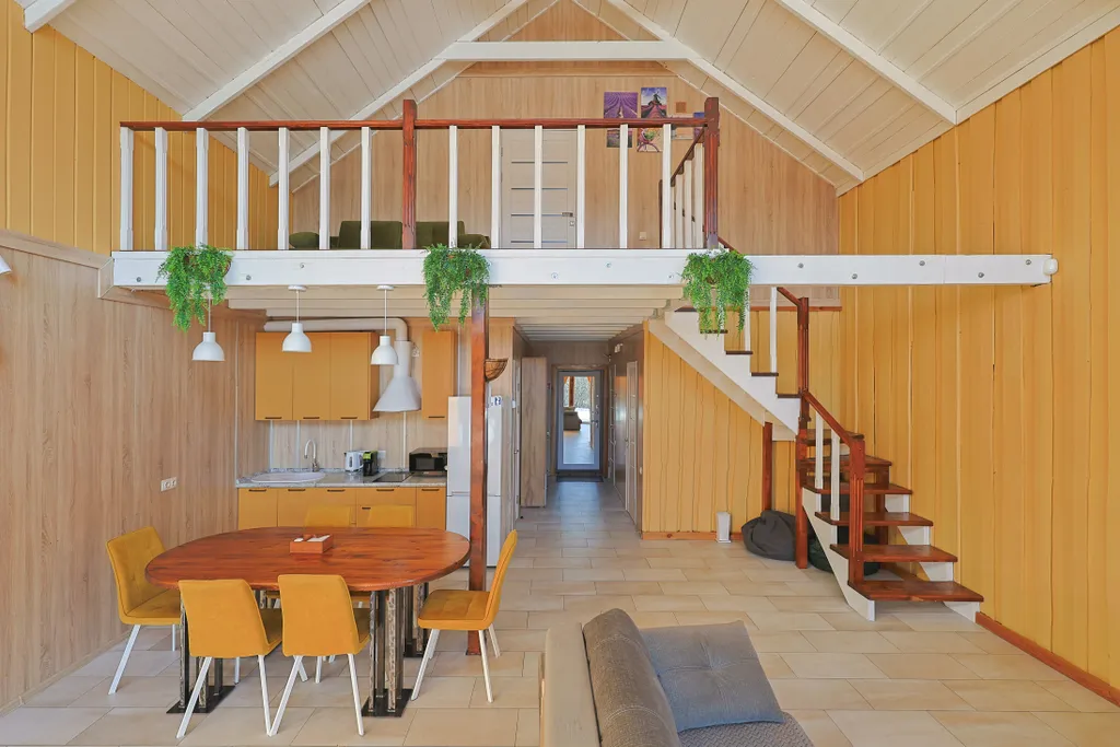 Современный двухэтажный дом из натурального дерева, с большими окнами