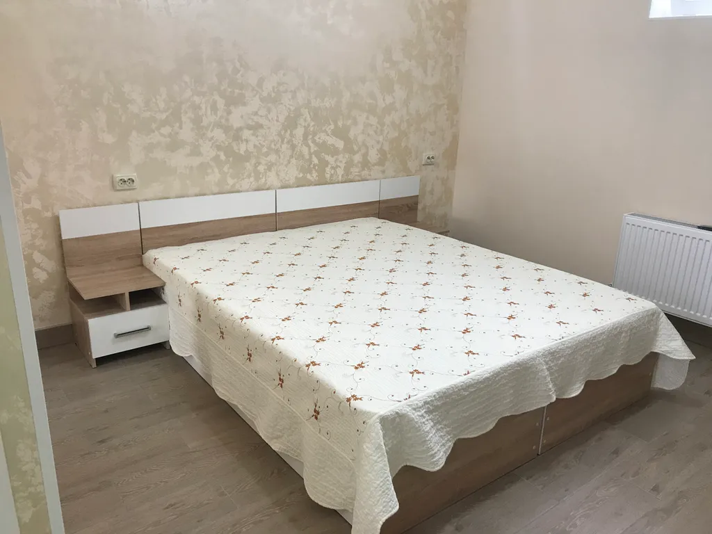 Индивидуальный номер на земле в уютном дворике