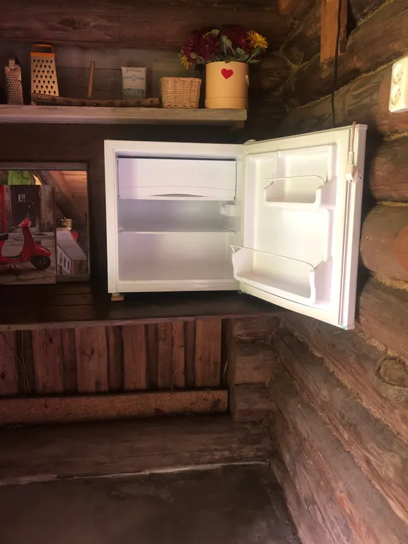 Маленький дом увитый виноградом