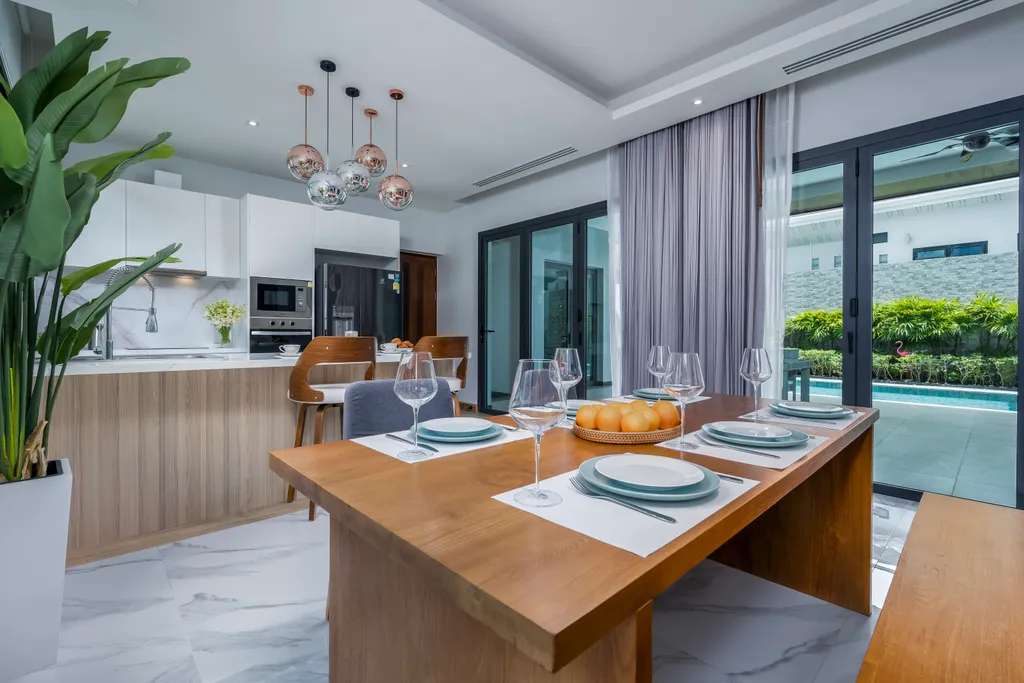 Новая вилла с бассейном, террасой и барбекю зоной, рядом с Боат авеню