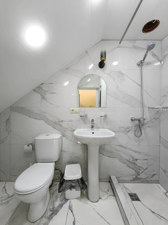 Светлая студия на мансардном этаже с видом на горы