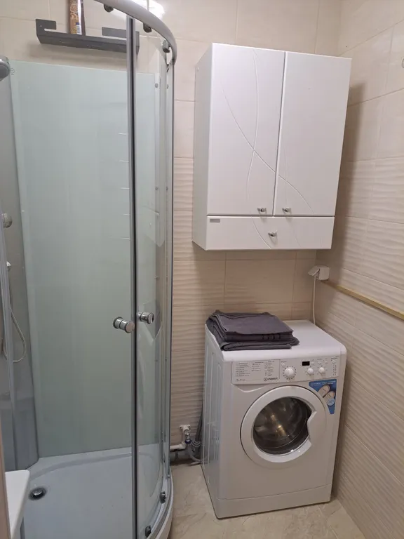 Современная студия в тихом районе, рядом с бассейном и  парковкой