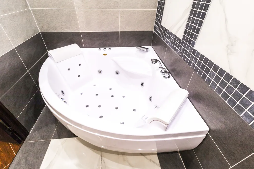 Студия с джакузи и камином