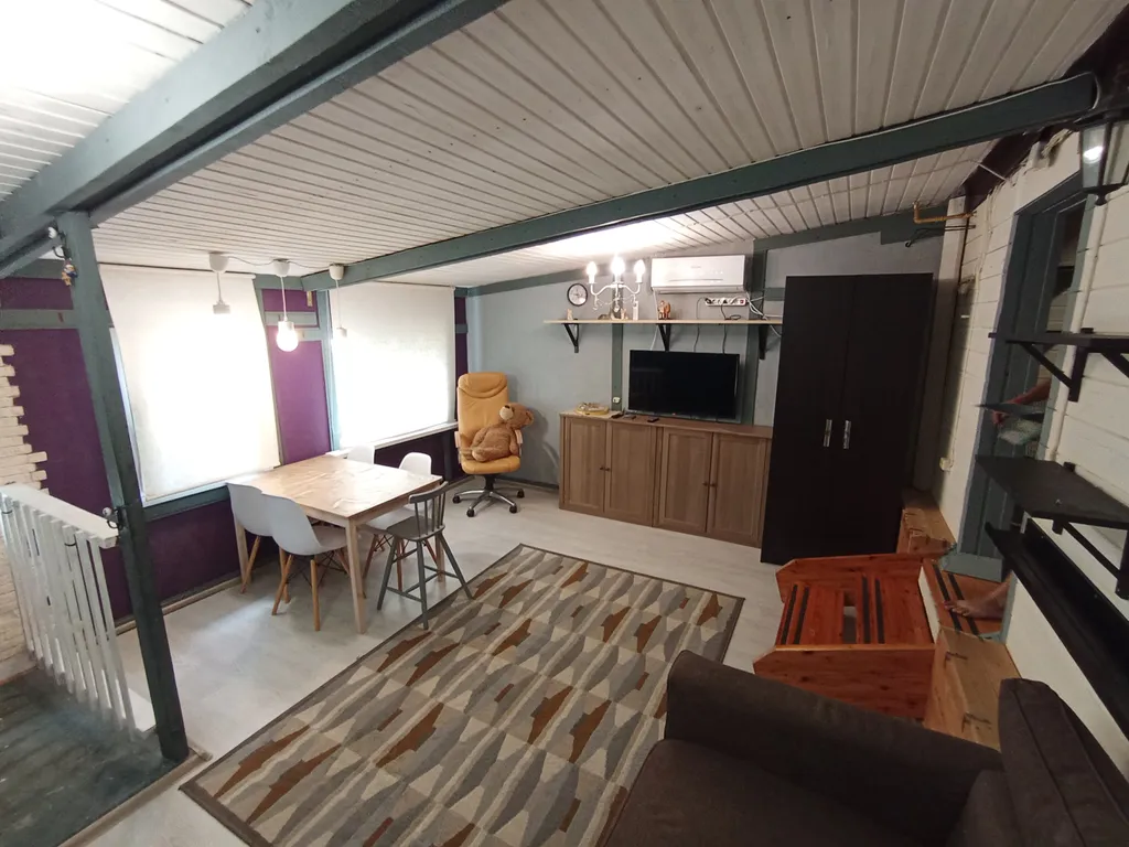 Дом с баней, бассейном и беседкой