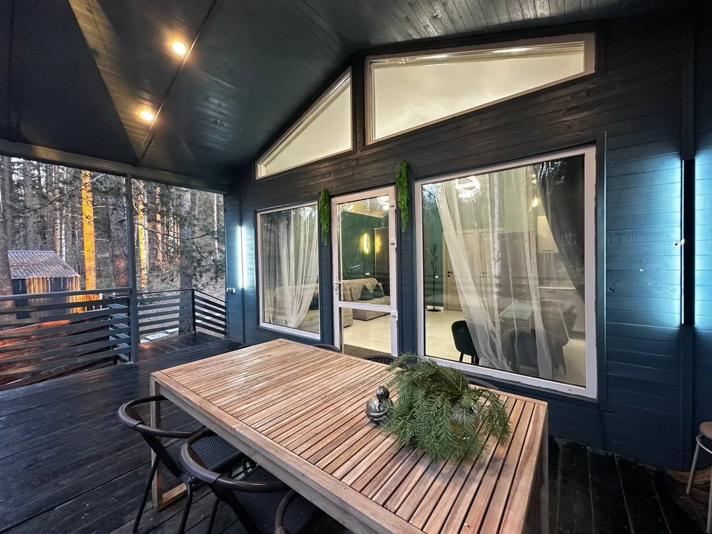 Дом в черте города в лесу