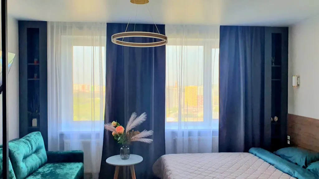 Уютная дизайнерская квартира с прекрасным видом из окна