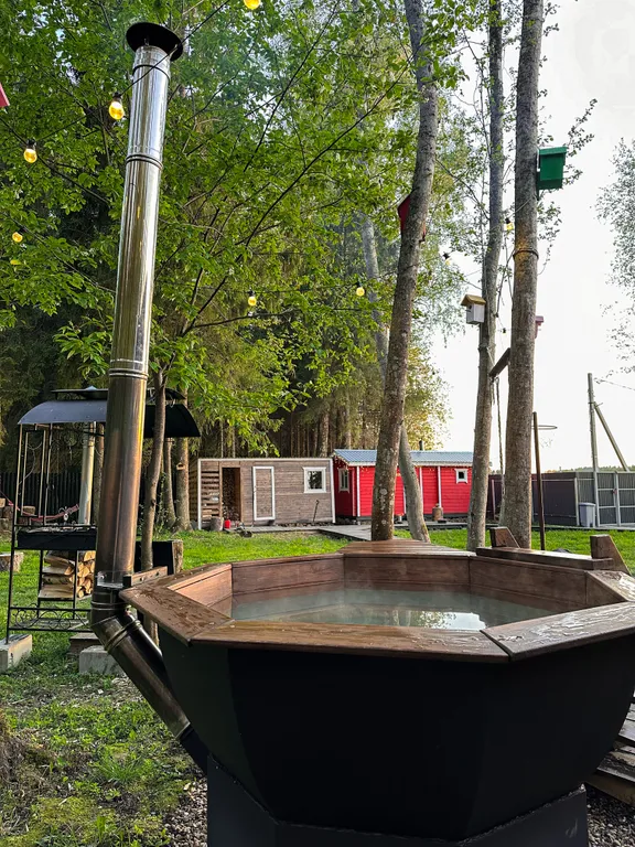 Дом в лесной сказке с видом на закат