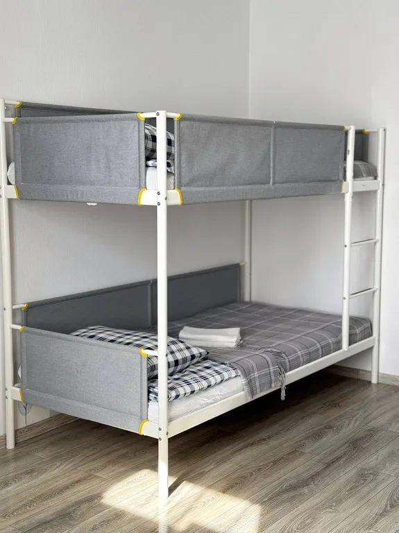 Уютная квартира напротив бассейна со своими лежаками, 7 спальных мест