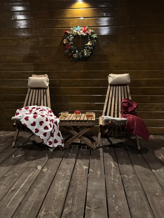 Яркий дом с ванной у панорамного окна