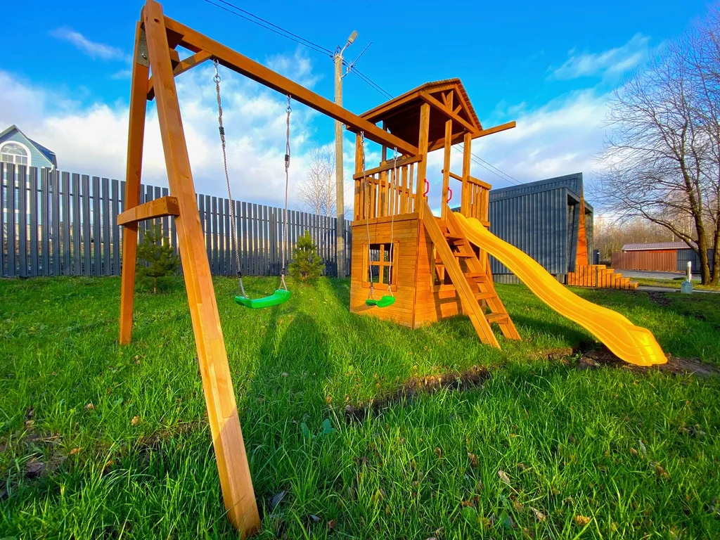 Дом Благодать у пруда с панорамными окнами