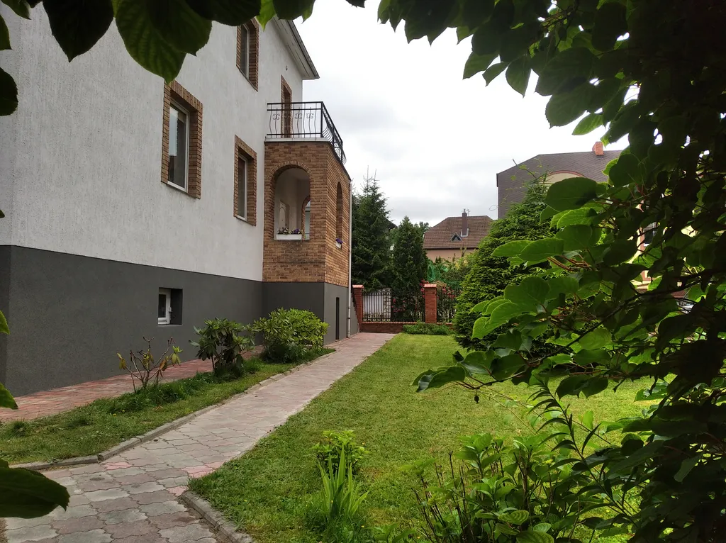 Квартира отдельная на первом этаже частного дома