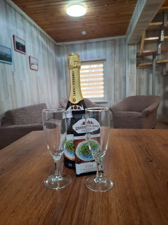 Уютный, комфортный для проживания на берегу озера, в зелени и тишине