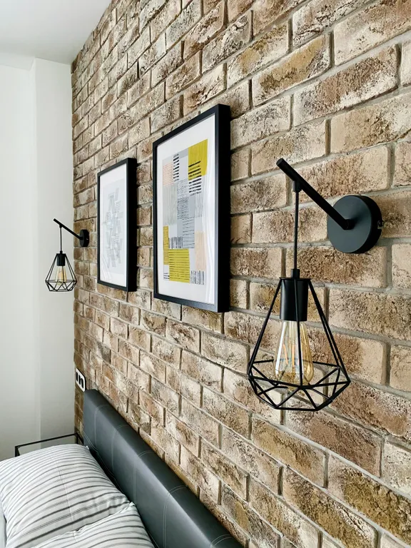 Стильная студия у моря с камином