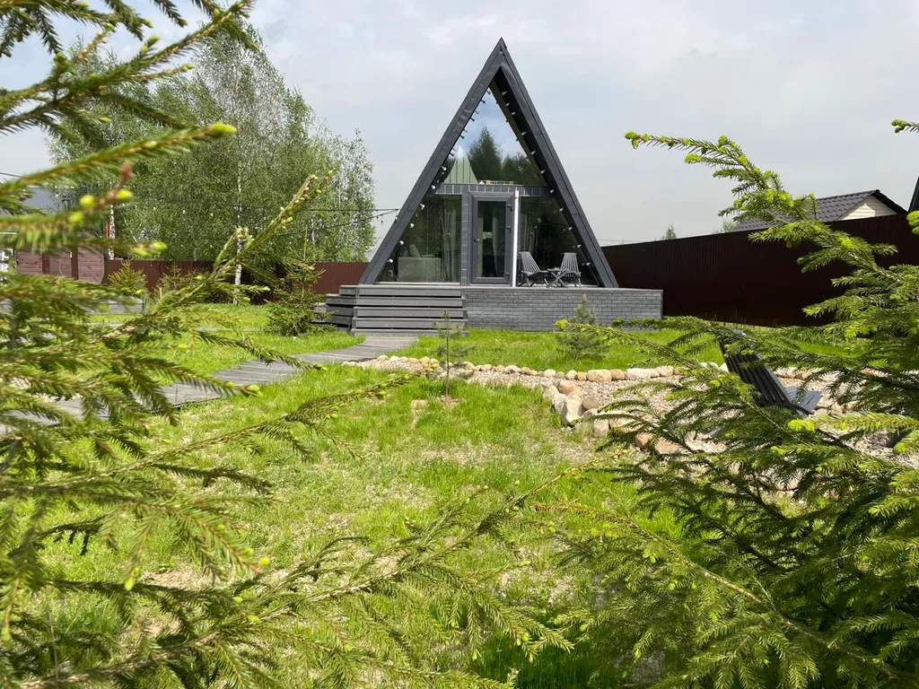 Домик в шалаше в деревне