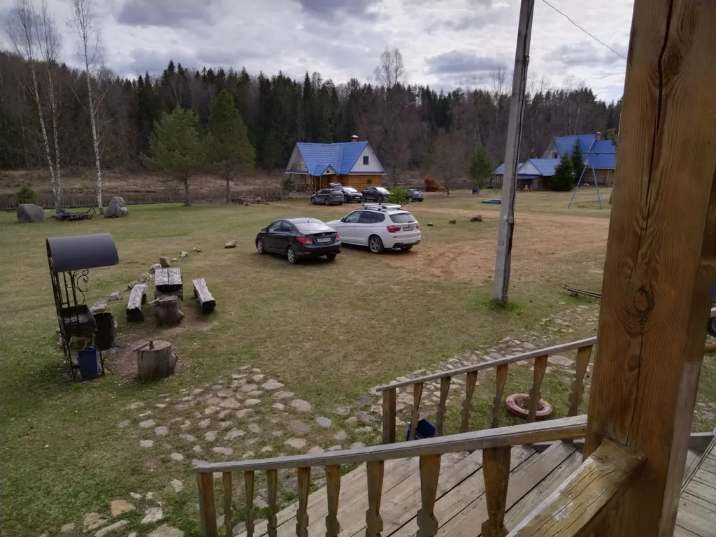 Домики в лесу на берегу реки Волге