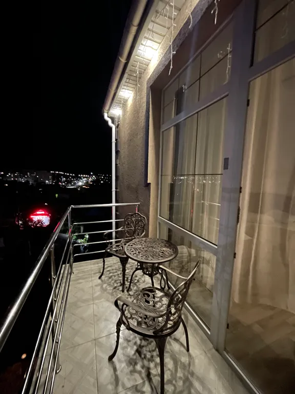 Четырёхместный номер люкс с балконом С видом на город и горы