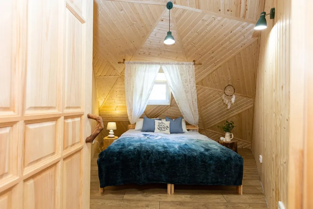 Купольный дом для большой компании с шикарным фруктовым садом