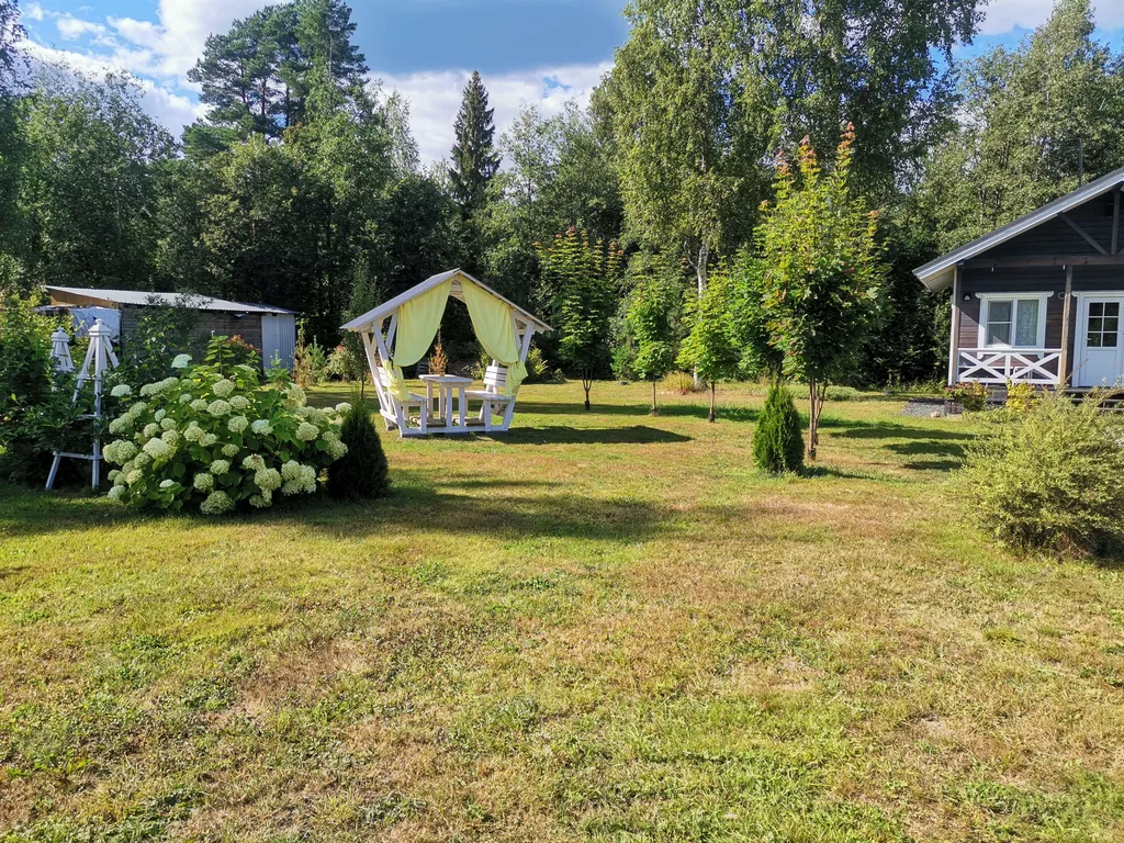 Дом с садом между лесом и рекой