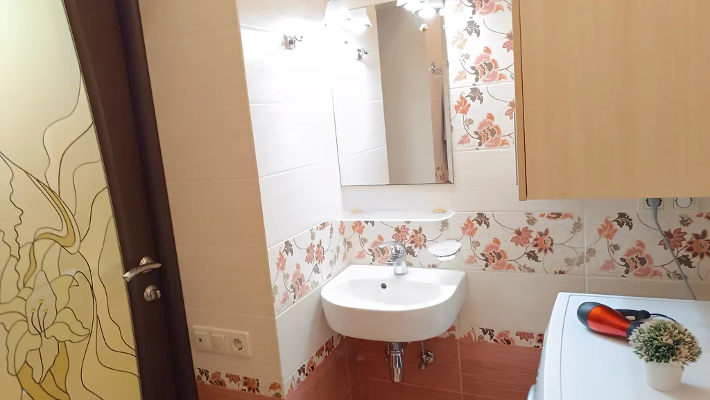 Квартира с камином и большой столовой комфорт-класса