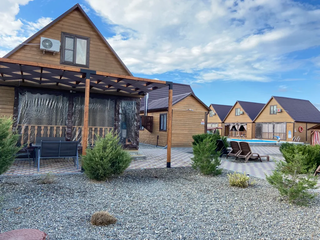 Уютные домики у канала