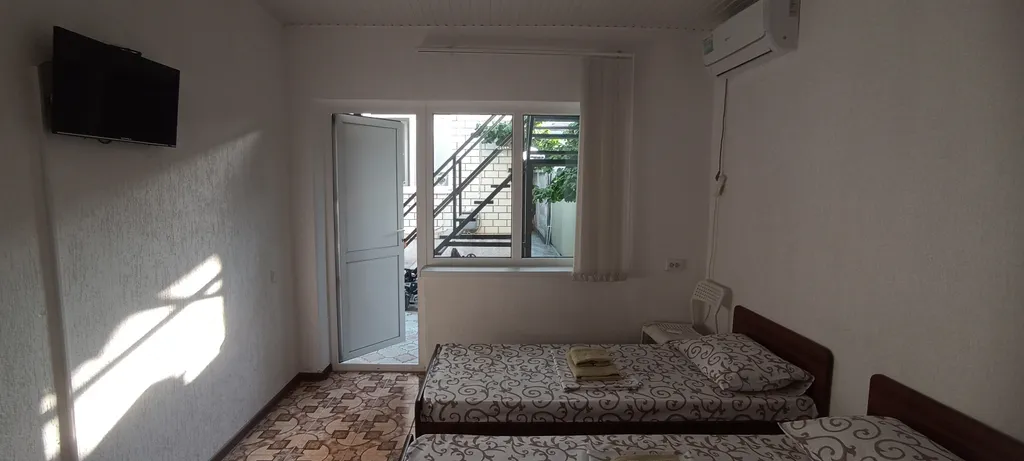 Уютный номер на первом этаже в маленьком гостевом доме с бассейном