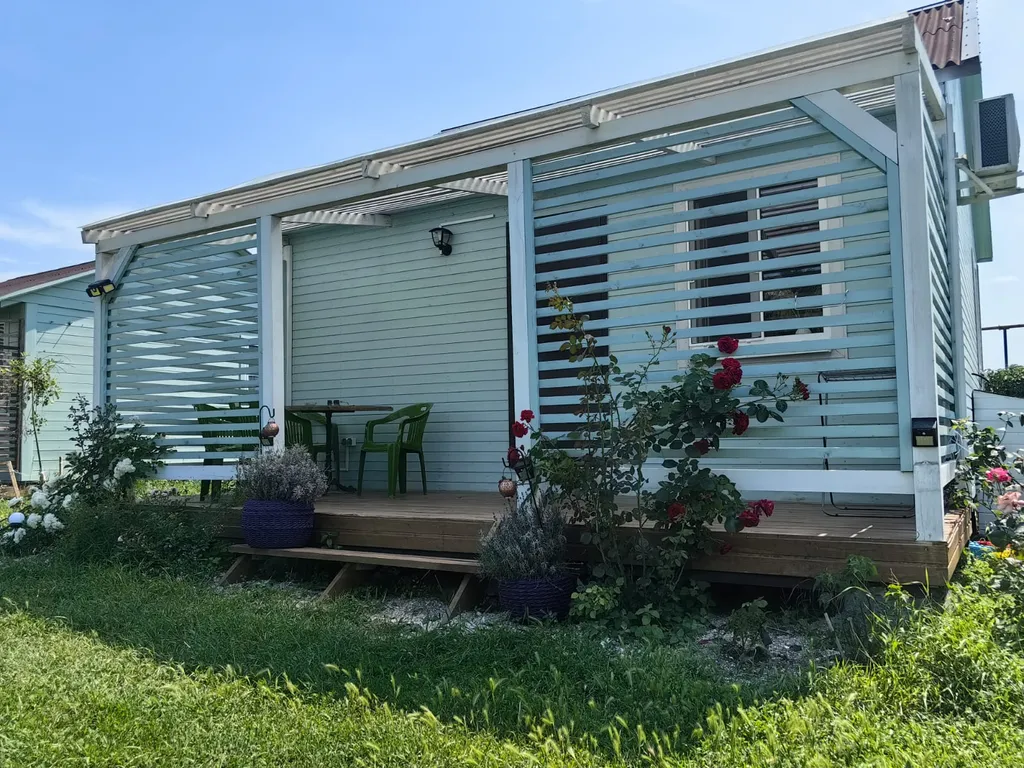 Сказочный домик у тёплого моря