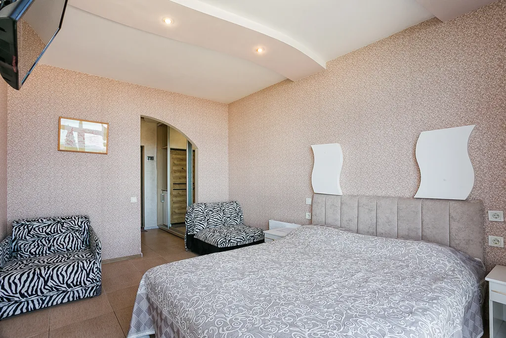 Светлая видовая квартира-студия под горой Кошка