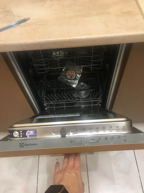 Эллинг на берегу моря