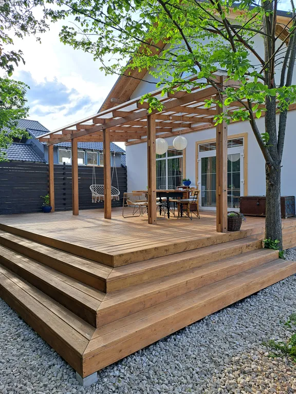 Белый дом на тихой улочке