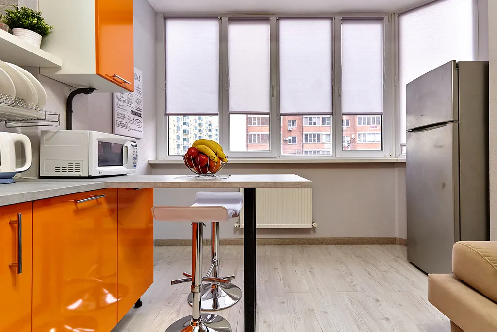 Апартаменты Оранж с диваном в кухне-гостиной