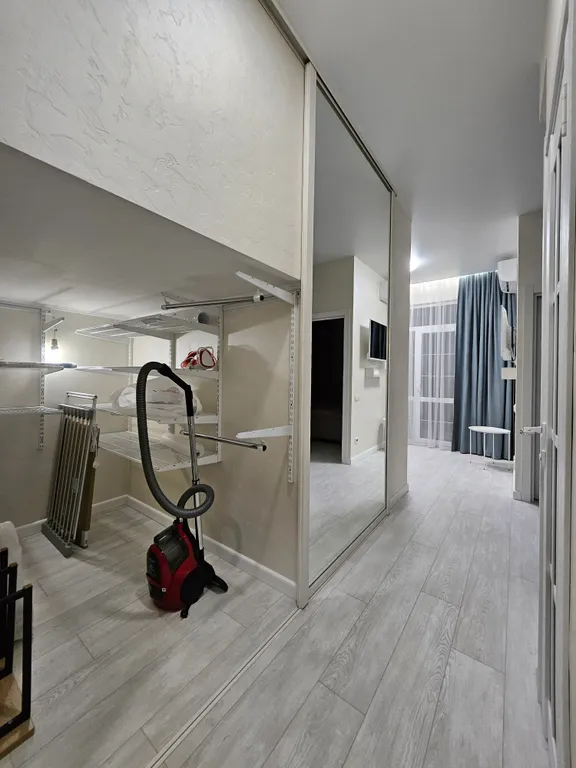 Евротрехкомнатный апартамент с балконом на первой линии